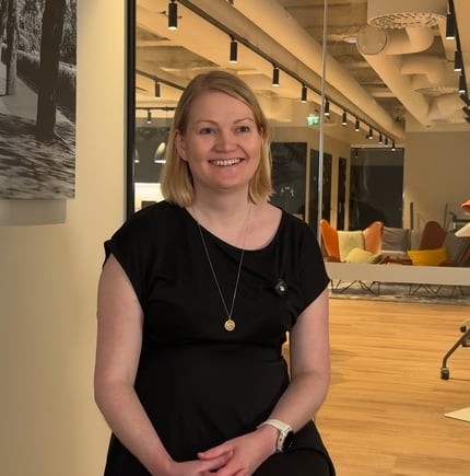 Jane istuu meet our people2