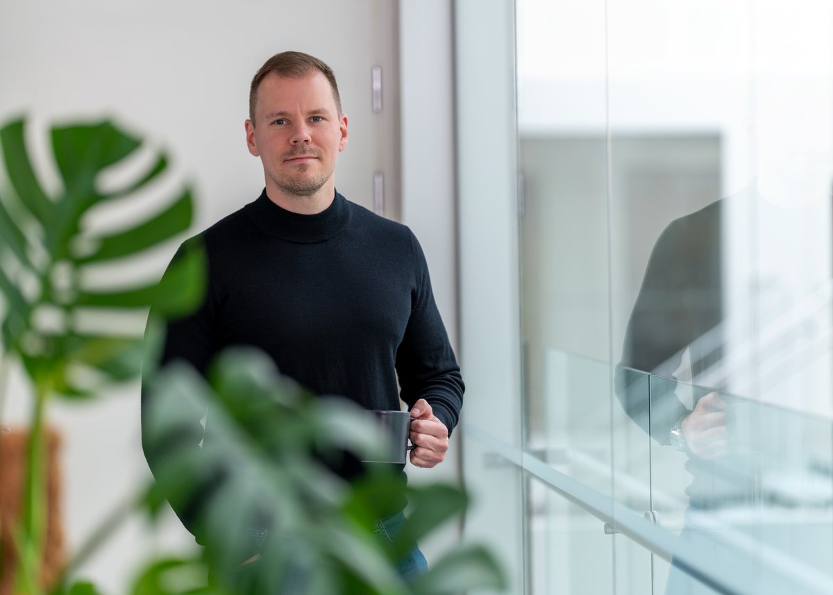 Cloud1 toimitusjohtaja kuvassa, jossa pitelee kahvikuppia. 